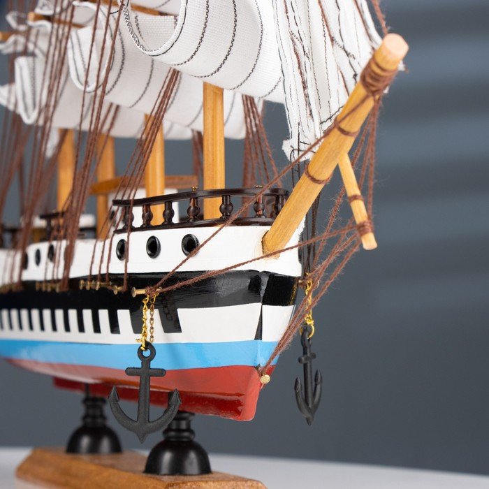 Корабль сувенирный средний «Победа», борта триколор, паруса белые, 32 х 32,5 х 7 см