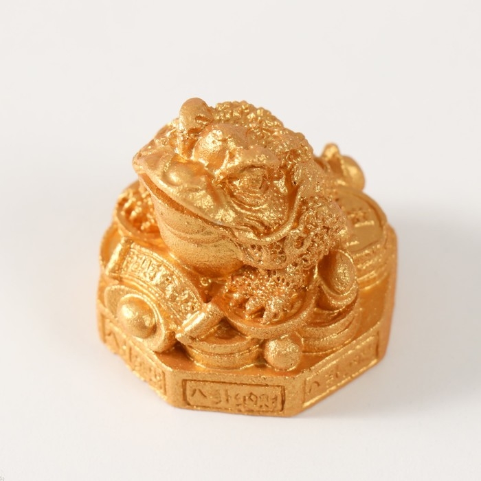 Нэцкэ полистоун под золото  Нэцкэ полистоун под золото "Жаба на монетках и пьедестале с символами" 4,2х4,4х4,1 см