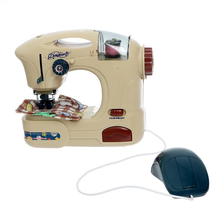 Швейная машинка «Умелица», свет Швейная машинка «Умелица», свет