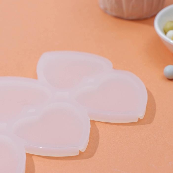 Форма для леденцов «Влюблённость», силикон, 16×10×0,7 см, 6 ячеек, цвет белый Форма для леденцов «Влюблённость», силикон, 16×10×0,7 см, 6 ячеек, цвет белый