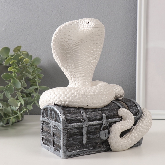 Копилка  Копилка "КОБРА НА СУНДУКЕ "  20 х17 х 12 см.