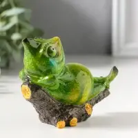 Сувенир полистоун лак "Хамелеон отдыхает на лежаке" зелёный 10,8х6х8,2 см