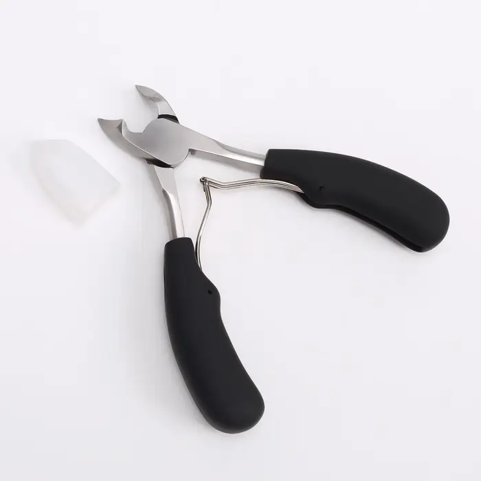 Кусачки педикюрные, с колпачком, с прорезиненными ручками, изогнутое лезвие, 12.5 см, длина лезвия-15 мм, чёрные, серебристые