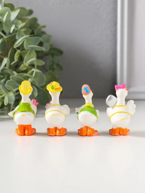 Сувенир полистоун "Гусятки в ярких нарядах" набор 4 шт 2,5х2,5х5,5 см