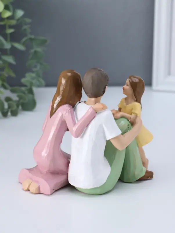 Сувенир полистоун "Молодые родители с дочкой" 7х13х12 см