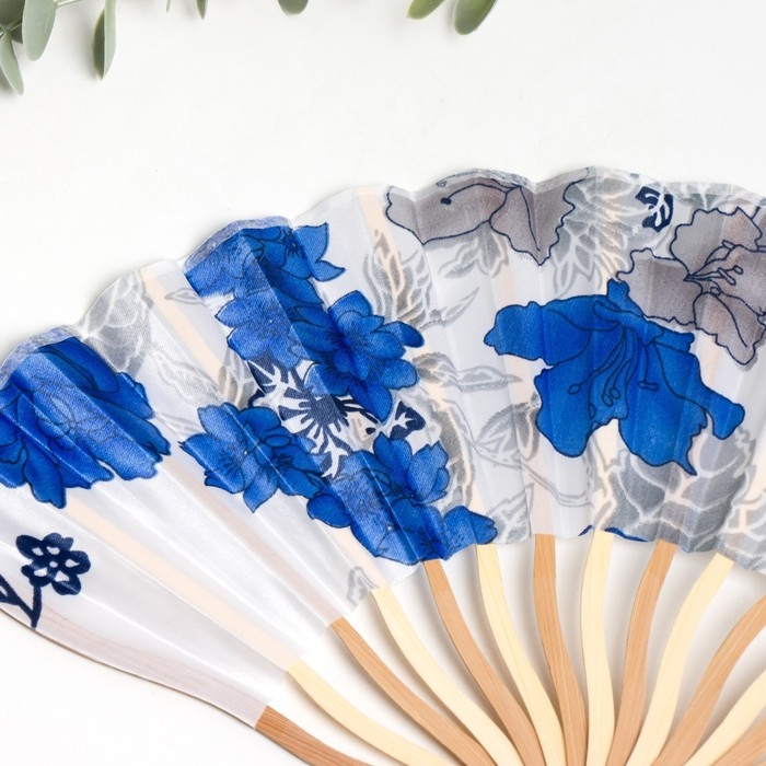 Веер бамбук, текстиль h=21 см изгиб, с кистью  Веер бамбук, текстиль h=21 см изгиб, с кистью "Цветы" в коробке, бело-синий
