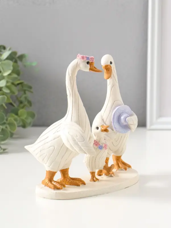 Сувенир полистоун "Семейство лапчатых гусей, с цветочными венками" 16,5 см