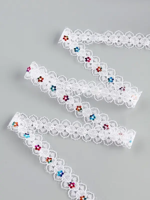 Тесьма гипюровая белая с пайетками 1,5 см, в упаковке 25 метров Тесьма гипюровая белая с пайетками 1,5 см, в упаковке 25 метров