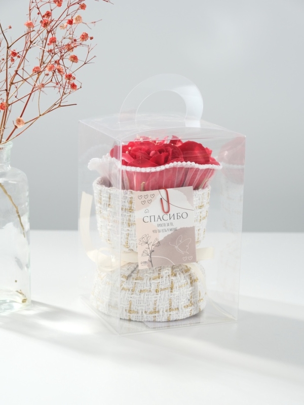 Букет из мыльных лепестков "Три розы с открыткой в коробке" красный 10,6х10,6х17 см