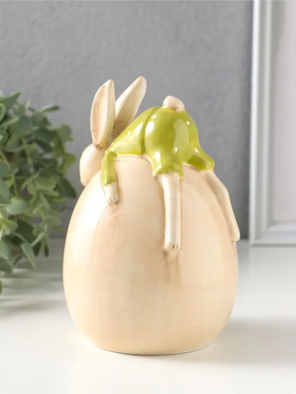 Сувенир керамика "Зайчик в зелёном костюме, лежит на яйце" 10,4х10х14,9 см