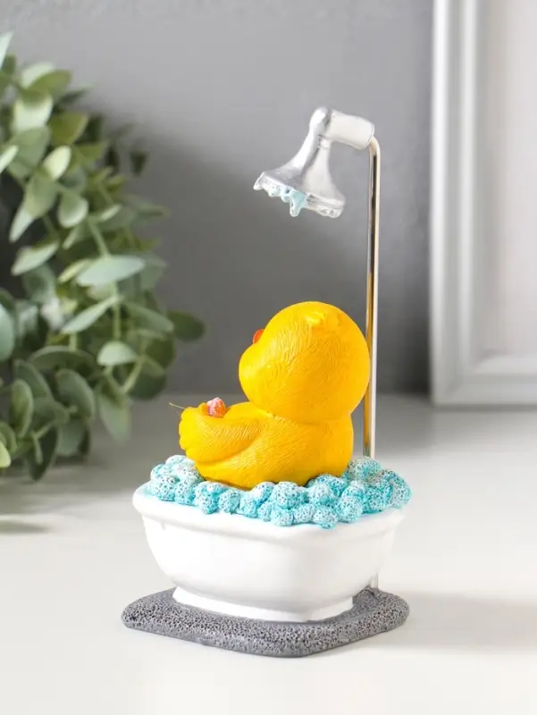 Сувенир полистоун лак "Жёлтый утёнок принимает ванну" 8,3х6,8х16 см