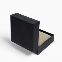 Коробочка подарочная для часов из экокожи, 10&times;10&times;6 см, (подушечка 8.3&times;8.5 см), вставка бежевая, чёрная