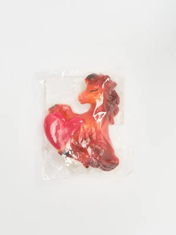 Магнит новогодний на холодильник «Лошадь с сердем», 5.5 х 5.2 см