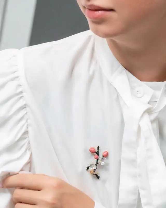 Брошь &laquo;Веточка с цветками сакуры&raquo;, эмаль, цветная в золоте