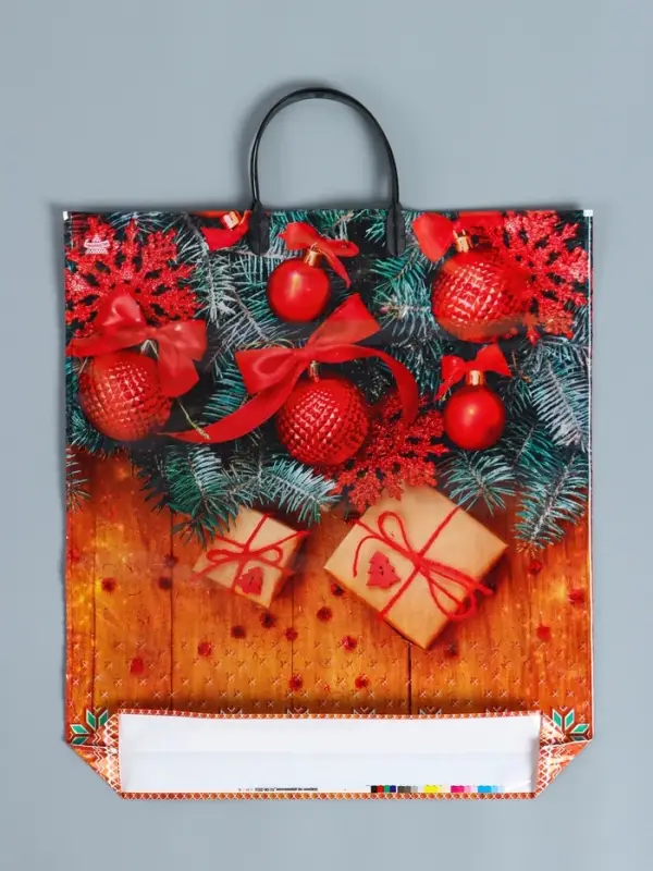 Пакет новогодний &laquo;Шарики на деревянном&raquo;, полиэтиленовый с пластиковой ручкой, 44&times;40 см