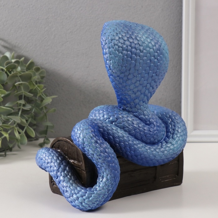 Фигурка Фигурка "КОБРА НА СУНДУКЕ" 20 х 17 х 12 см.