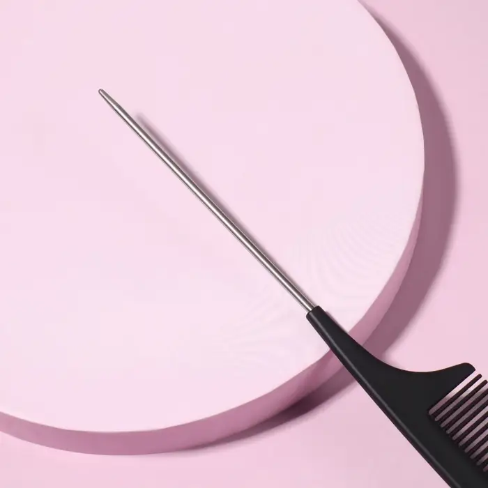 Расчёска антистатическая, 22×3(±1) см, с металлическим хвостиком, карбон, чёрная