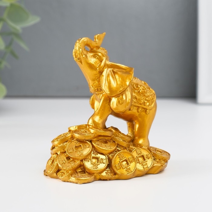 Нэцке полистоун золото Нэцке полистоун золото "Слон на горке монет" 8,7х7,5х5,4 см