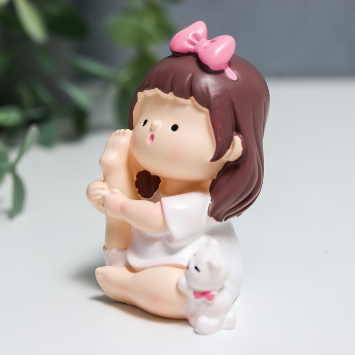 Сувенир полистоун  Сувенир полистоун "Малышка с белым котиком - йога" 5,5х4,5 см