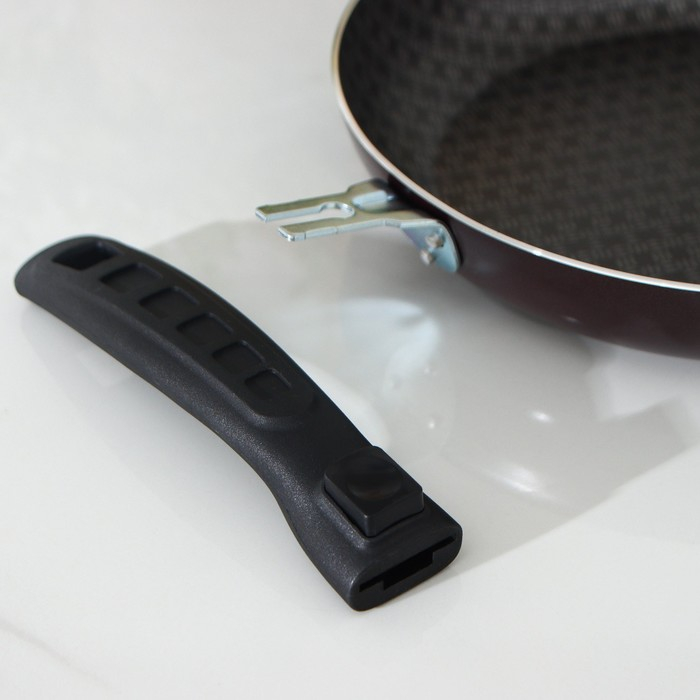 Сковорода «Хозяюшка», d=24 см, съёмная ручка, антипригарное покрытие, цвет бордовый Сковорода «Хозяюшка», d=24 см, съёмная ручка, антипригарное покрытие, цвет бордовый