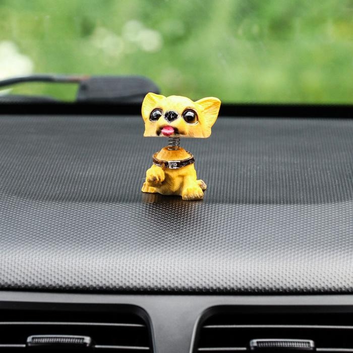 Собака на панель авто, качающая головой, мини, спаниель Собака на панель авто, качающая головой, мини, спаниель