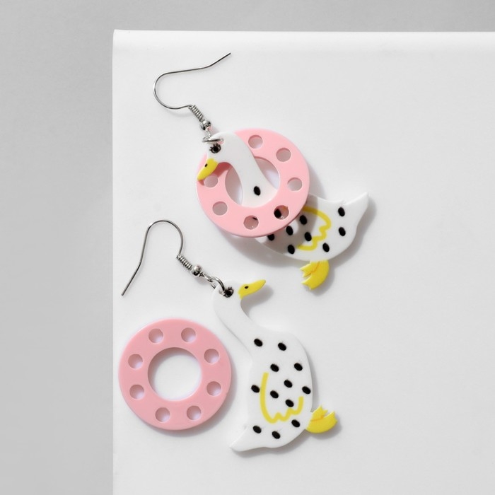 Серьги акрил «Гуси» в спасательных кругах, цветные в серебре Серьги акрил «Гуси» в спасательных кругах, цветные в серебре