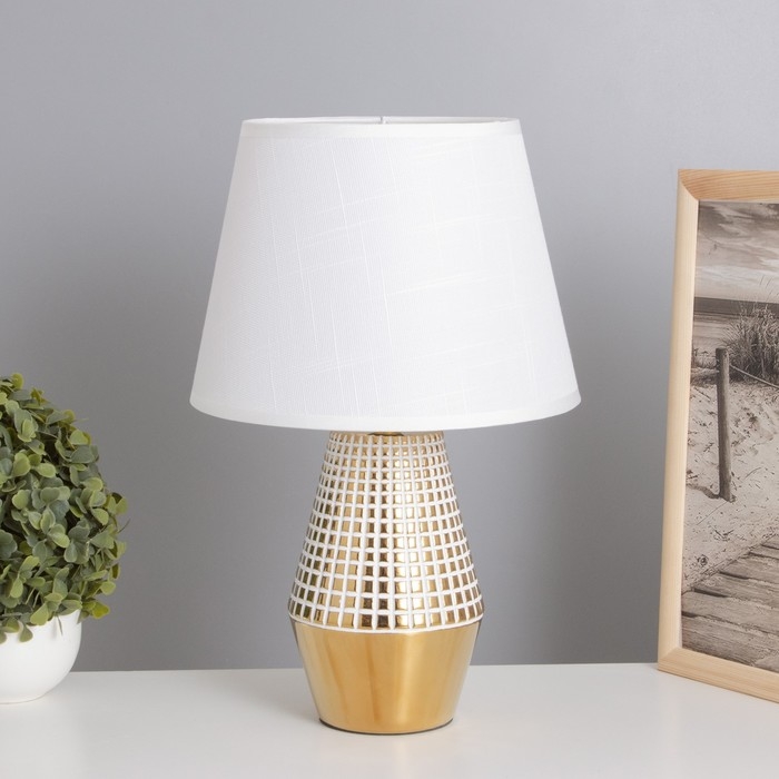 Лампа настольная Лампа настольная "Сара" 1х40Вт Е14 белый/золото 22х22х36см