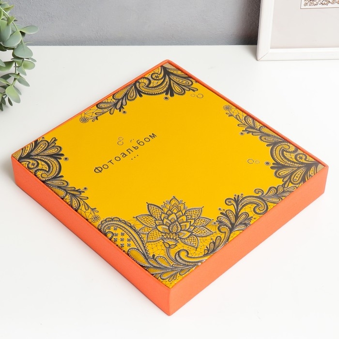 Фотоальбом на 100 фото 10х15 см Фотоальбом на 100 фото 10х15 см "Чёрные графичные цветы на жёлтом" в коробке 23х4х22 см