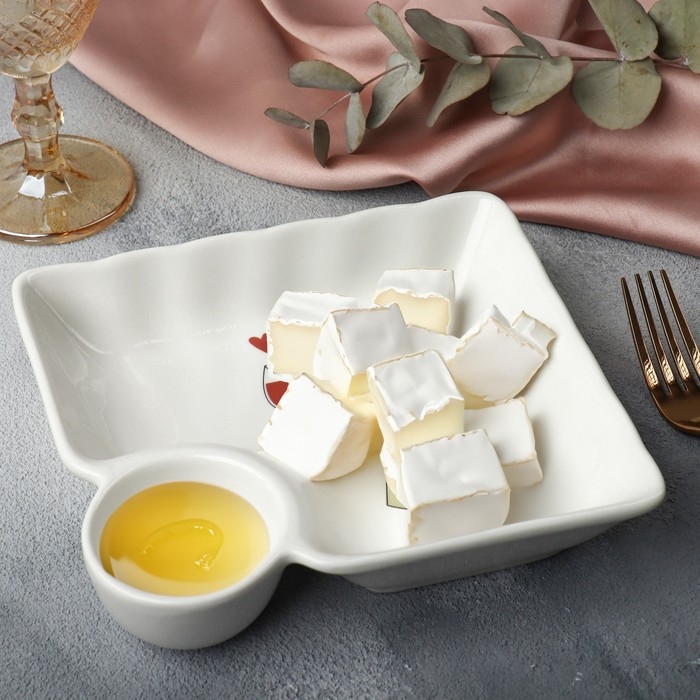 Блюдо керамическое с соусником «Вино», 18.6 х 17.5 х 4 см, цвет белый Блюдо керамическое с соусником «Вино», 18.6 х 17.5 х 4 см, цвет белый