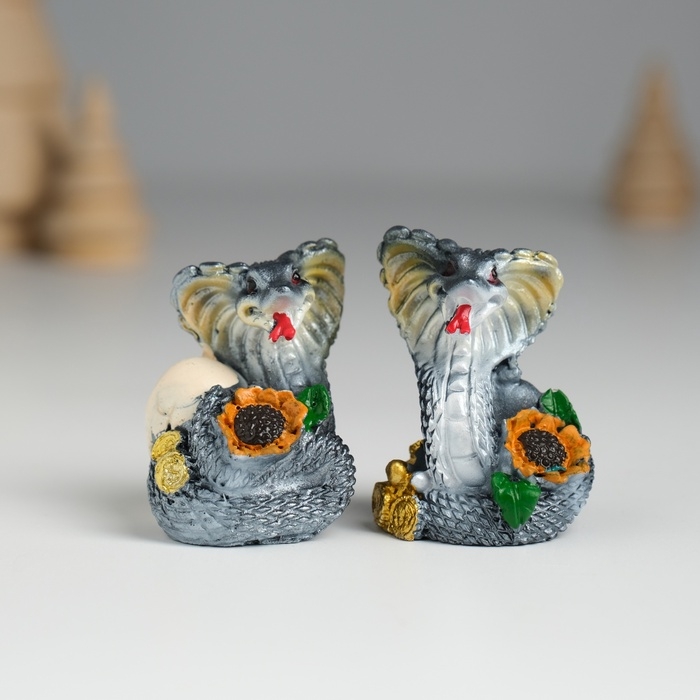 Сувенир полистоун Сувенир полистоун "Змейка тёмная с подсолнухом" МИКС 7х3х4,3 см