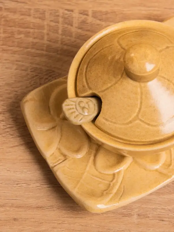 Соусник с крышкой на подставке «Классика», 11×8×7 см, керамика, бежевый Соусник с крышкой на подставке «Классика», 11×8×7 см, керамика, бежевый