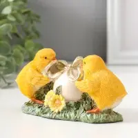 Сувенир полистоун "Цыплята завязывают подарочный бант на яичке" 7 см