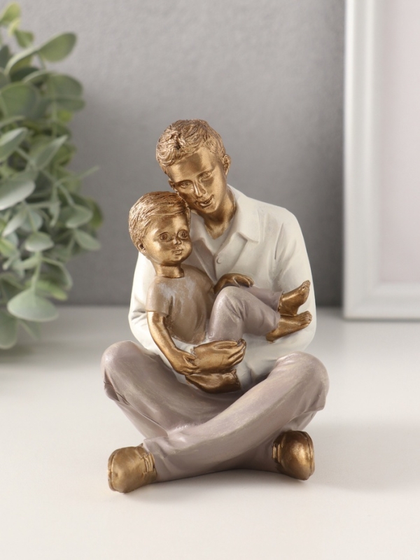 Сувенир полистоун  Сувенир полистоун "Папа держит сына на руках" 10х8х12 см