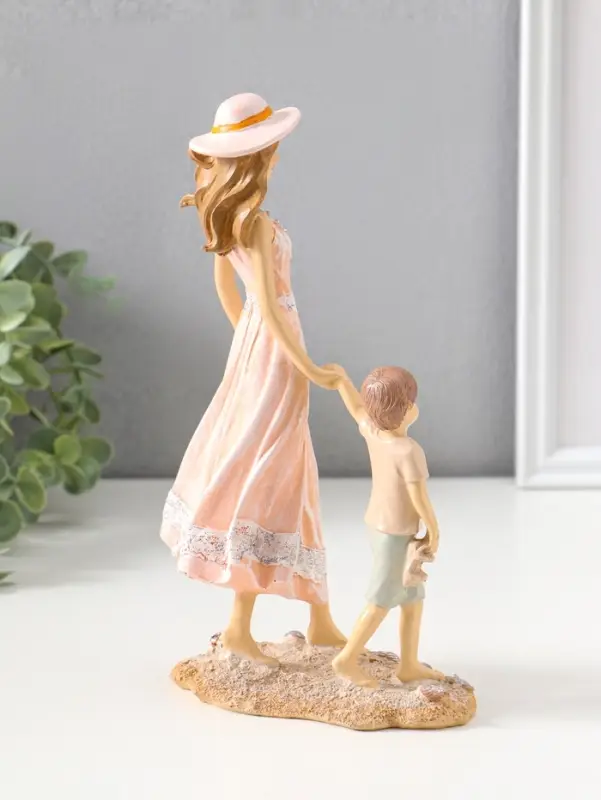 Сувенир полистоун "Мама в розовом платье и шляпке гуляют с сыном по пляжу" 23,5 см