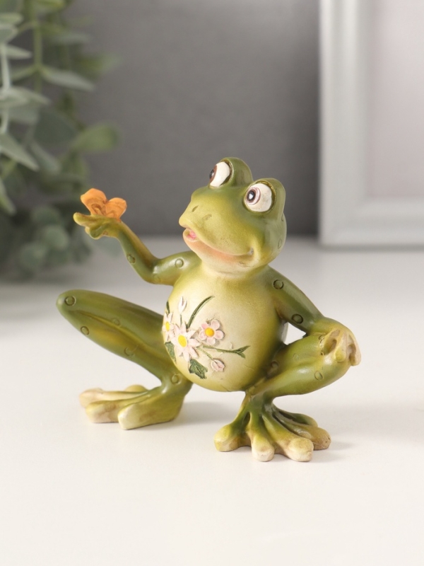 Сувенир полистоун Сувенир полистоун "Лягушонок с бабочкой, с цветами на животике" 10,5х4х8,5 см