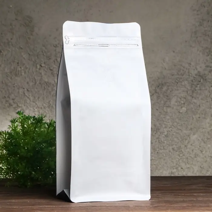 Пакет восьмишовный с клапаном, плоское дно, белый,15×32.5×9.5 см