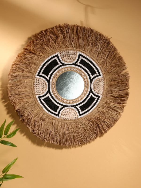 Зеркало настенное 60 см (декорировано ракушкой и бисером)