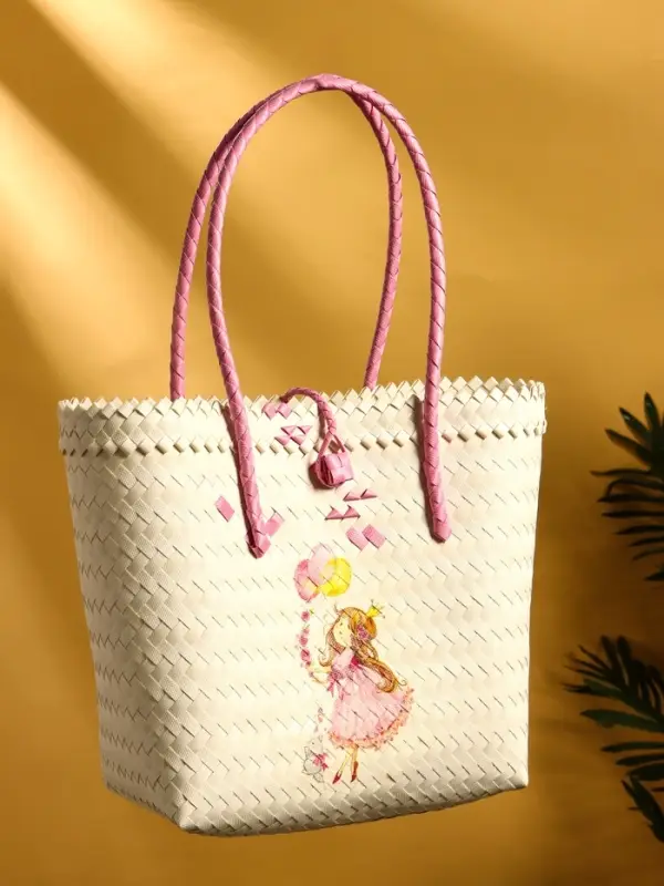 Сумка плетёная на застёжке «Девочка с букетом», 40×10×55 см, пластик, бело-розовая Сумка плетёная на застёжке «Девочка с букетом», 40×10×55 см, пластик, бело-розовая