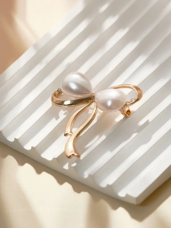 Брошь &laquo;Бантик&raquo;, с жемчужинками, белая в золоте