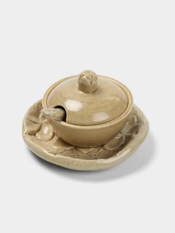 Соусник с крышкой на подставке &laquo;Флора&raquo;, 11&times;11&times;7 см, керамика, бежевый