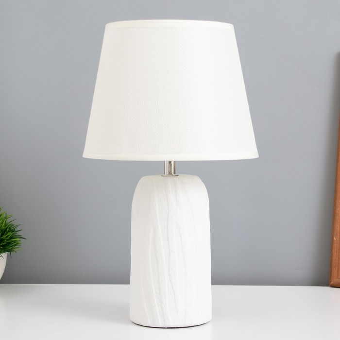 Лампа настольная Лампа настольная "Бию" 1х40Вт Е14 белый 20х20х34см