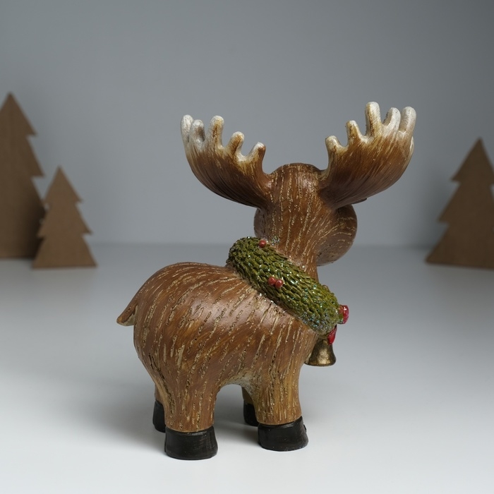 Сувенир полистоун Сувенир полистоун "Лосик Улыбка в еловом венке с ягодками и колокольчиком" 15,5х9х17,5 см