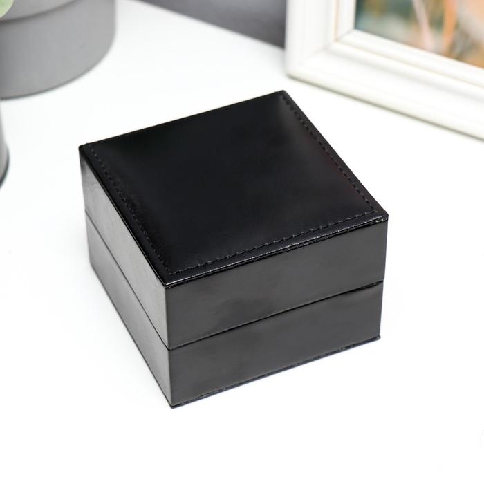 Шкатулка кожзам под часы 1 отделение  Шкатулка кожзам под часы 1 отделение "Строчка на чёрном" 7х9,5х9,5 см