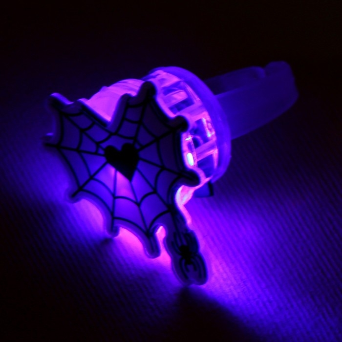 Кольцо детское с огоньком на Хэллоуин «Паутина», безразмерное. Кольцо детское с огоньком на Хэллоуин «Паутина», безразмерное.