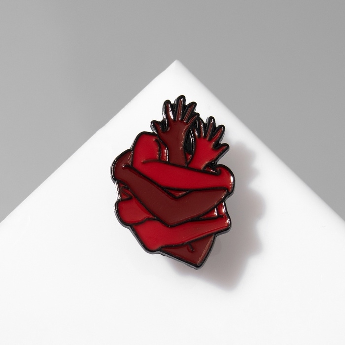 Значок «Сердце» объятие, цвет красный в чёрном металле Значок «Сердце» объятие, цвет красный в чёрном металле