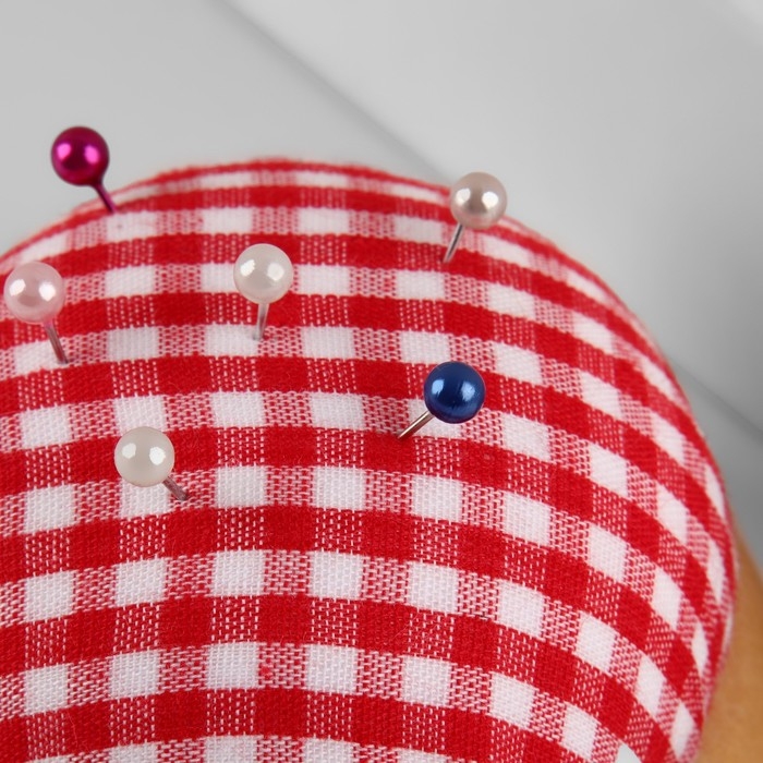 Игольница «Круг», на деревянной подложке, d = 7 см, цвет красный/белый Игольница «Круг», на деревянной подложке, d = 7 см, цвет красный/белый