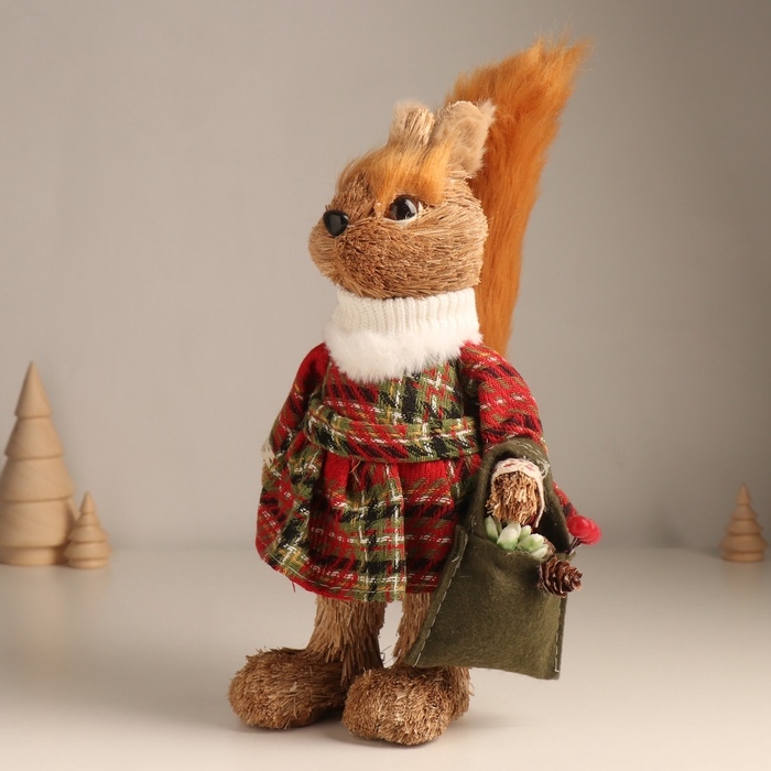 Декор  Декор "Белочка в зимнем платье с сумочкой" 29,5х16х10 см