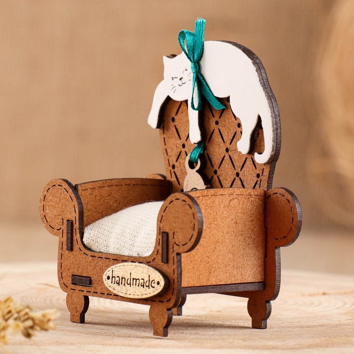 Игольница сувенир Игольница сувенир "Кот в кресле", МДФ, Дуб, 8,5х5х8,5 см