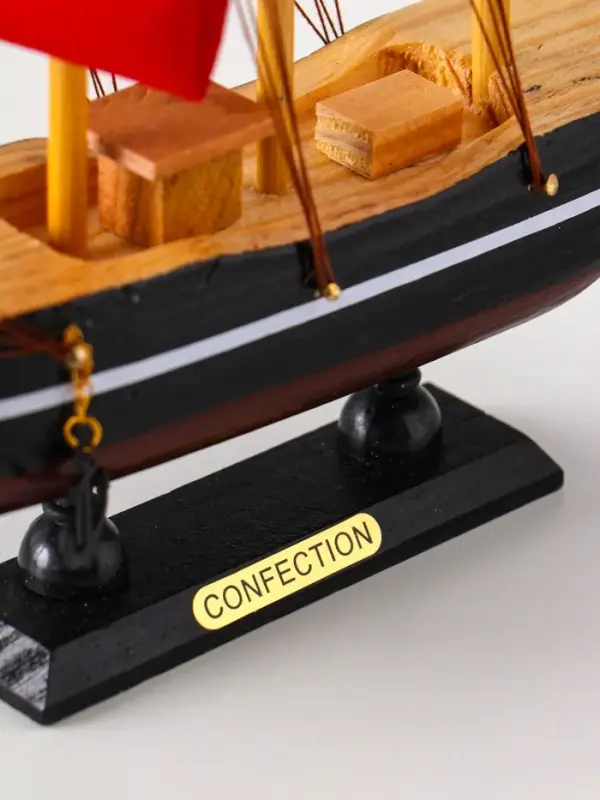 Сувенирная модель корабля &laquo;Восток&raquo;, борта чёрные с белой полосой, паруса алые, 22&times;5&times;21 см, МИКС