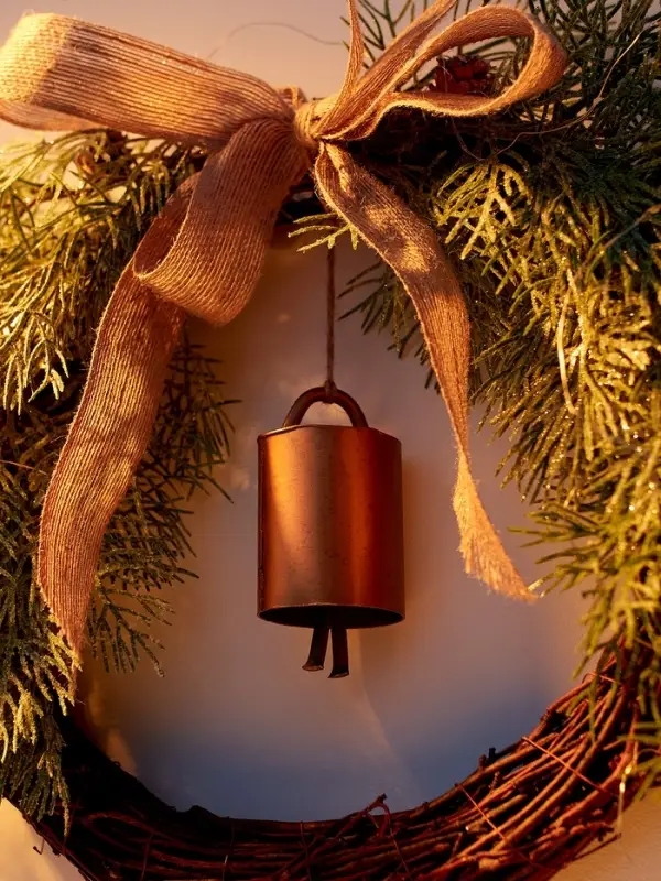 Декоративный венок &laquo;Ель с колокольчиком&raquo;, d=55 см, 30 LED, от батареек CR2032&times;2, свечение тёплое белое